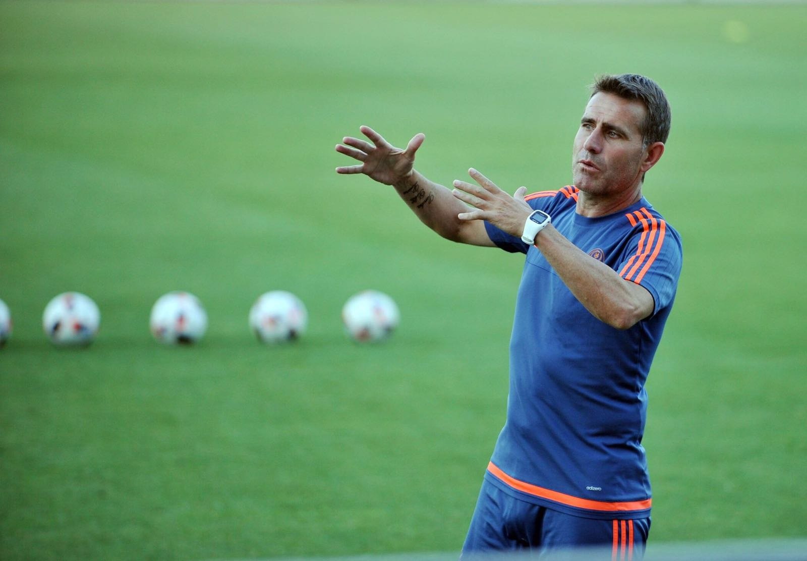 Nando Martínez dirigiendo un entrenamiento